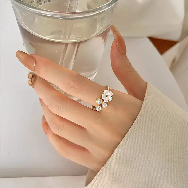 New High Quality Korea Fashion Exquisite Pearl Flower Rings for Women Fashion Luxury Simple Flowers Rings Girls Jewelry