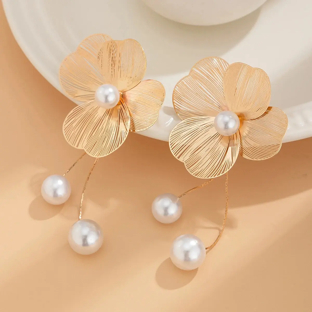 New Romantic Flower Petal Long Tassel Drop Earrings for Women Trend Imitation Pearl Hanging Piercing Earrings Wed Jewelry Gift