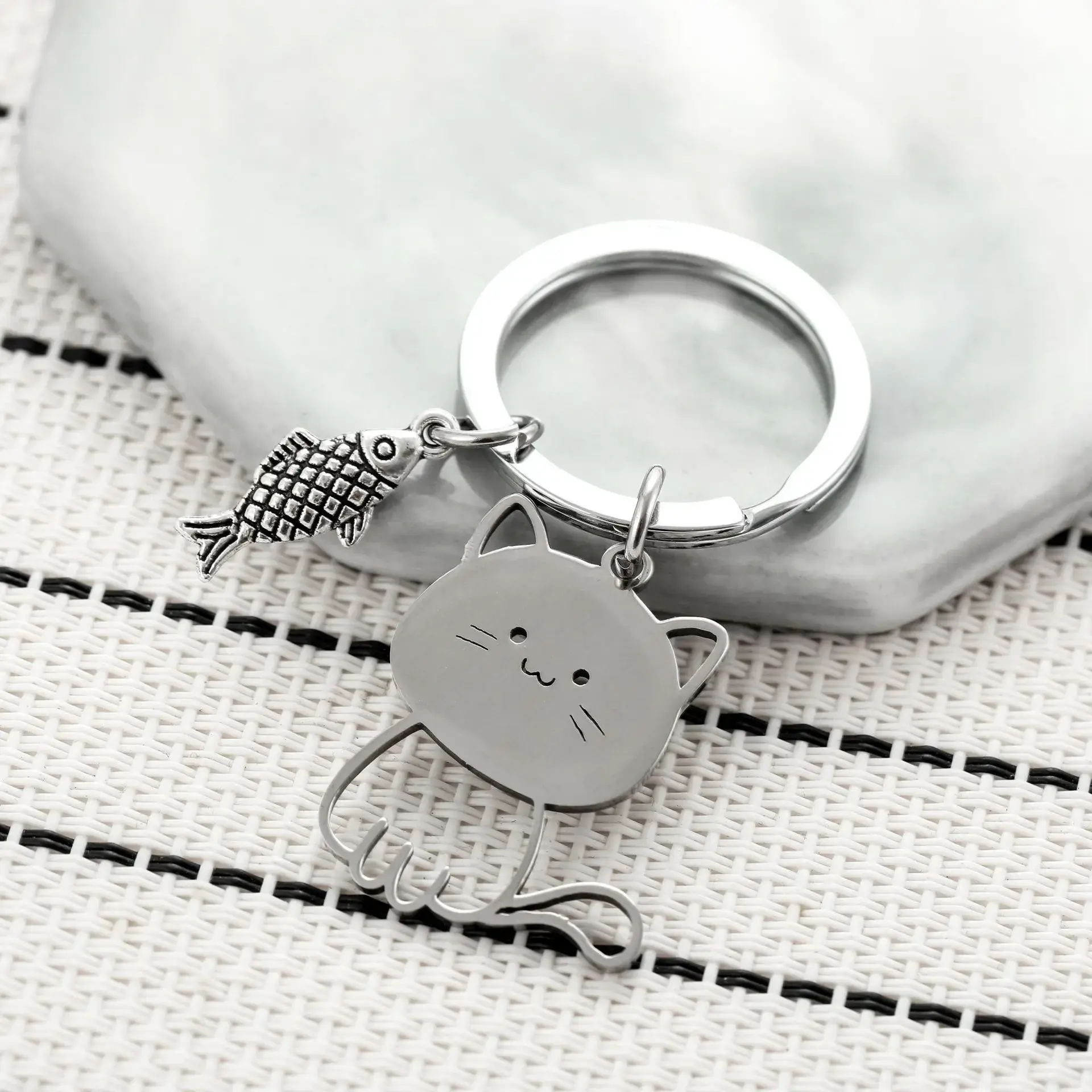 Stainless Steel Cartoon Funny Cat and Fish Key chains Unisex Student Bag Car Key Ring Pendent Couple New Trinket Gift Keyring