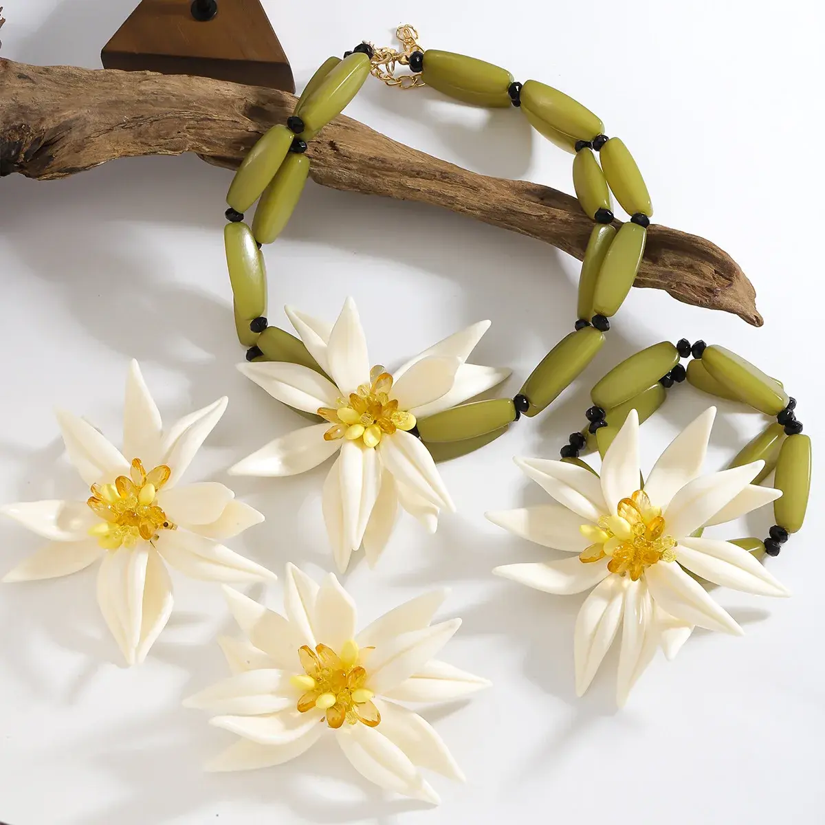 Fashion Fresh Vacation Bead Three-dimensional Large Flower Collarbone Chain Hand Woven Resin Women Necklace Earring Bracelet Set