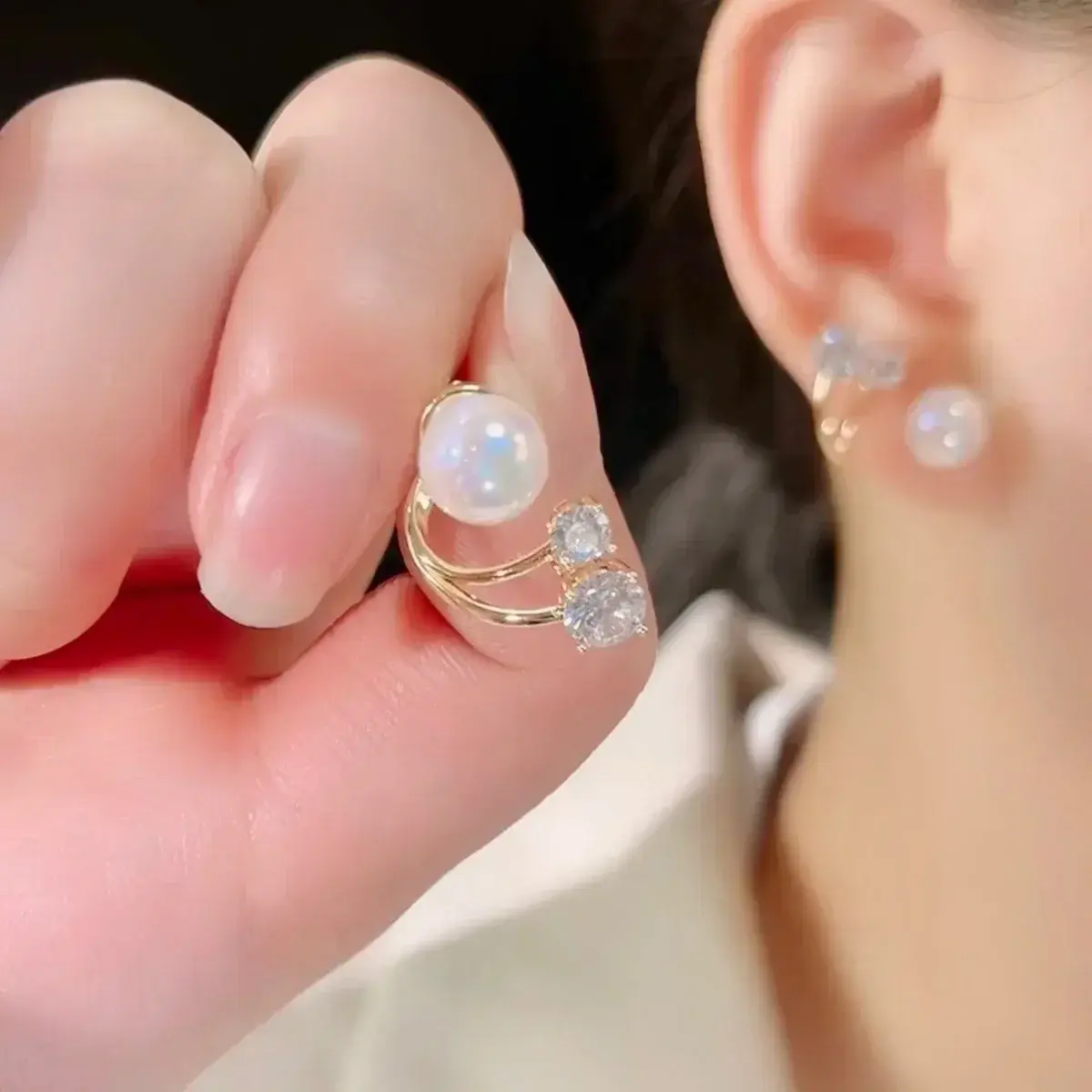 1 Pair Imitation Pearl Geometric Metal Earrings Simple Style Elegant Glass Rhinestone Golden Alloy Women's Fashion Jewelry