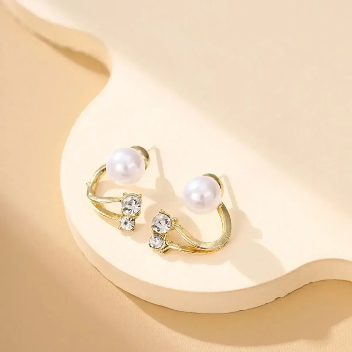 1 Pair Imitation Pearl Geometric Metal Earrings Simple Style Elegant Glass Rhinestone Golden Alloy Women's Fashion Jewelry