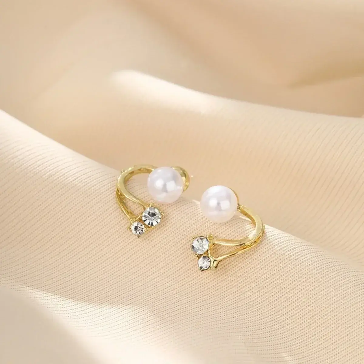 1 Pair Imitation Pearl Geometric Metal Earrings Simple Style Elegant Glass Rhinestone Golden Alloy Women's Fashion Jewelry