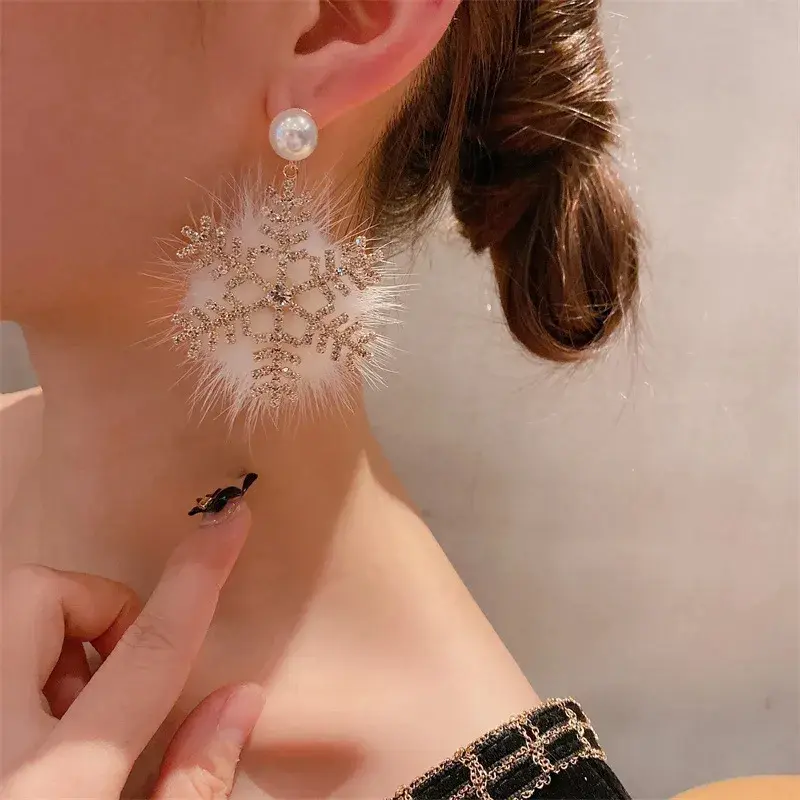 New Big Snowflake Earrings Trend Christmas Element Earrings Temperament Senior Zircon Pearl Snowflake Earrings Princess Wind