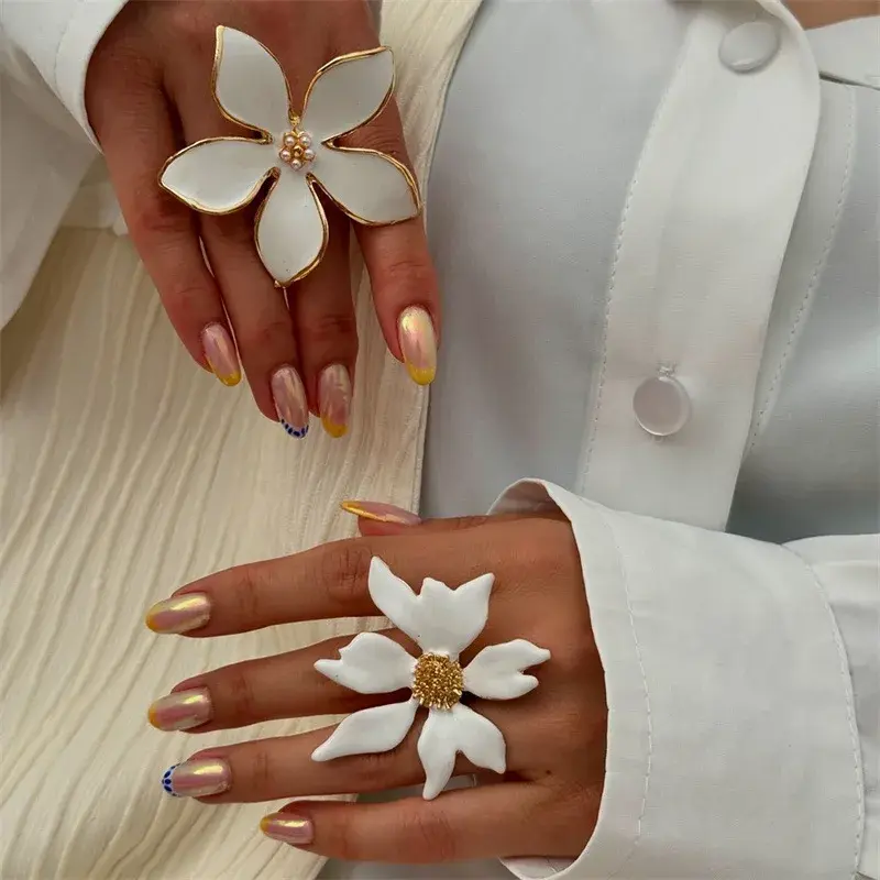 New Fashion Irregular Metal White Flower Ring Women Fashion Dripping Oil Opening Adjustable Ring Wedding Jewelry Accessories
