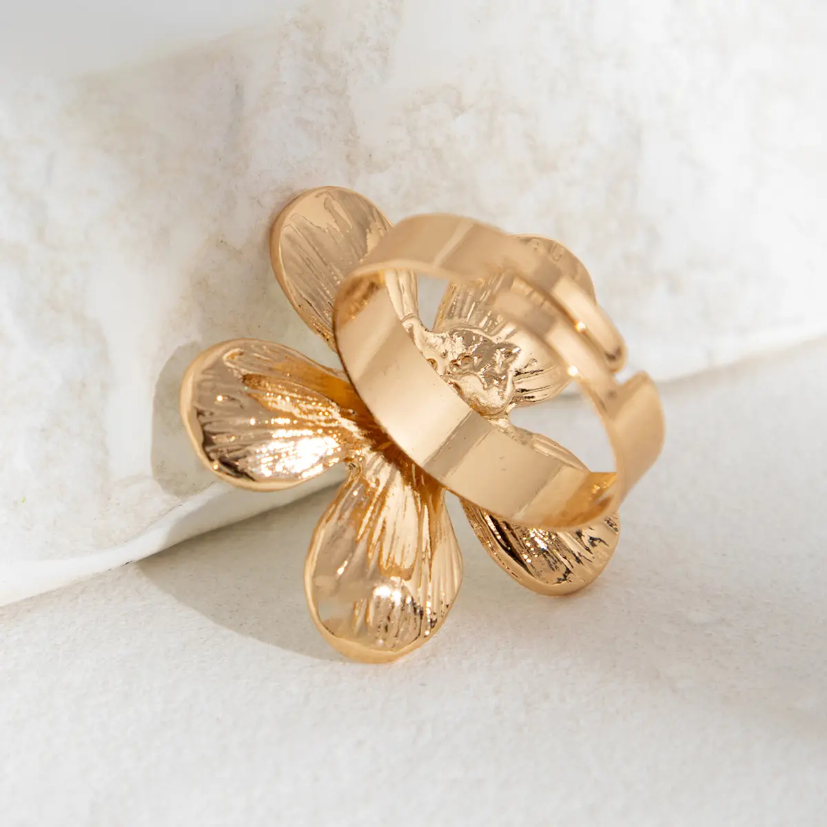 New Fashion Irregular Metal White Flower Ring Women Fashion Dripping Oil Opening Adjustable Ring Wedding Jewelry Accessories