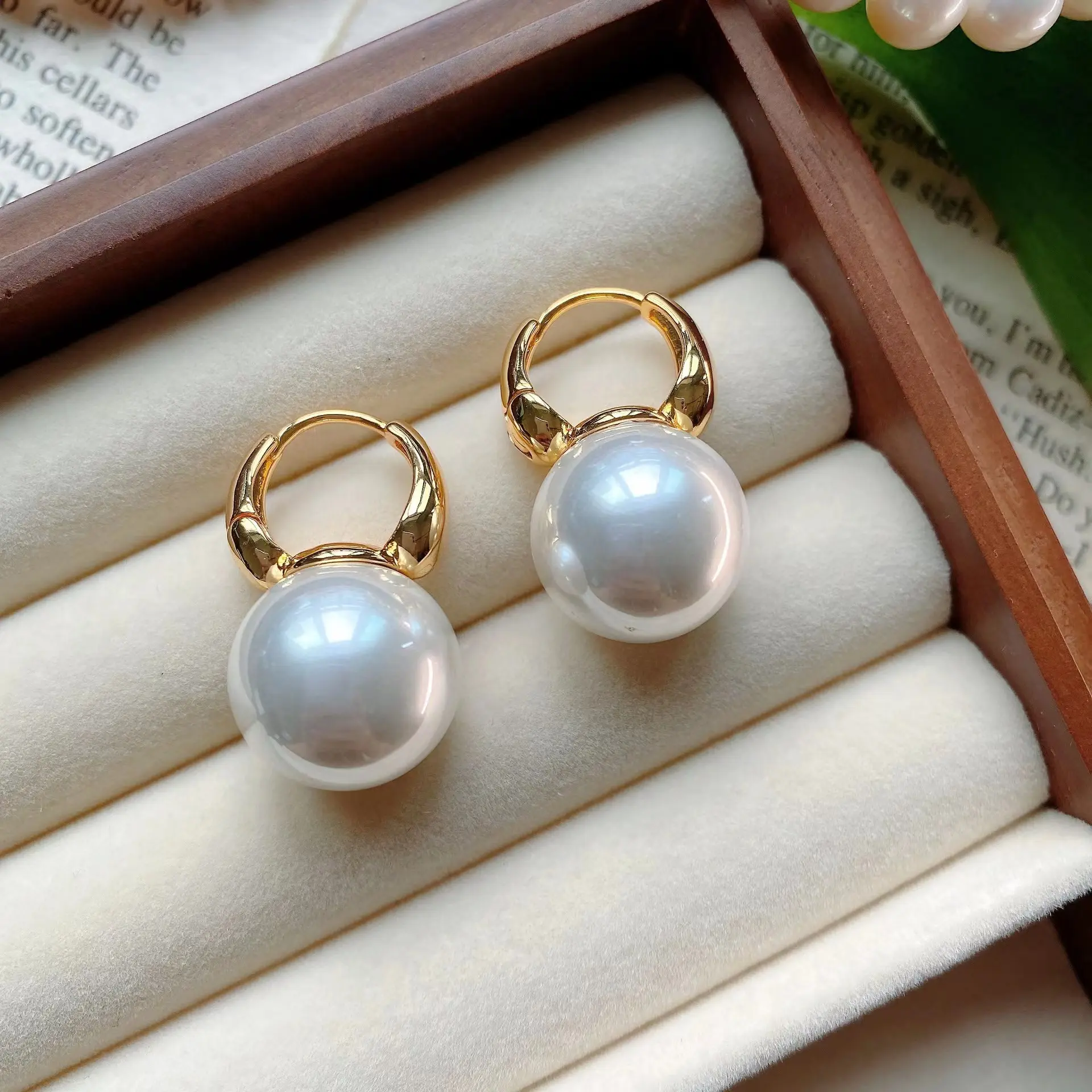Fashion Women Pearl Hoop Earrings Minimalist Style Copper Ear Buckle Light Luxury Wedding Earring Jewelry Accesories