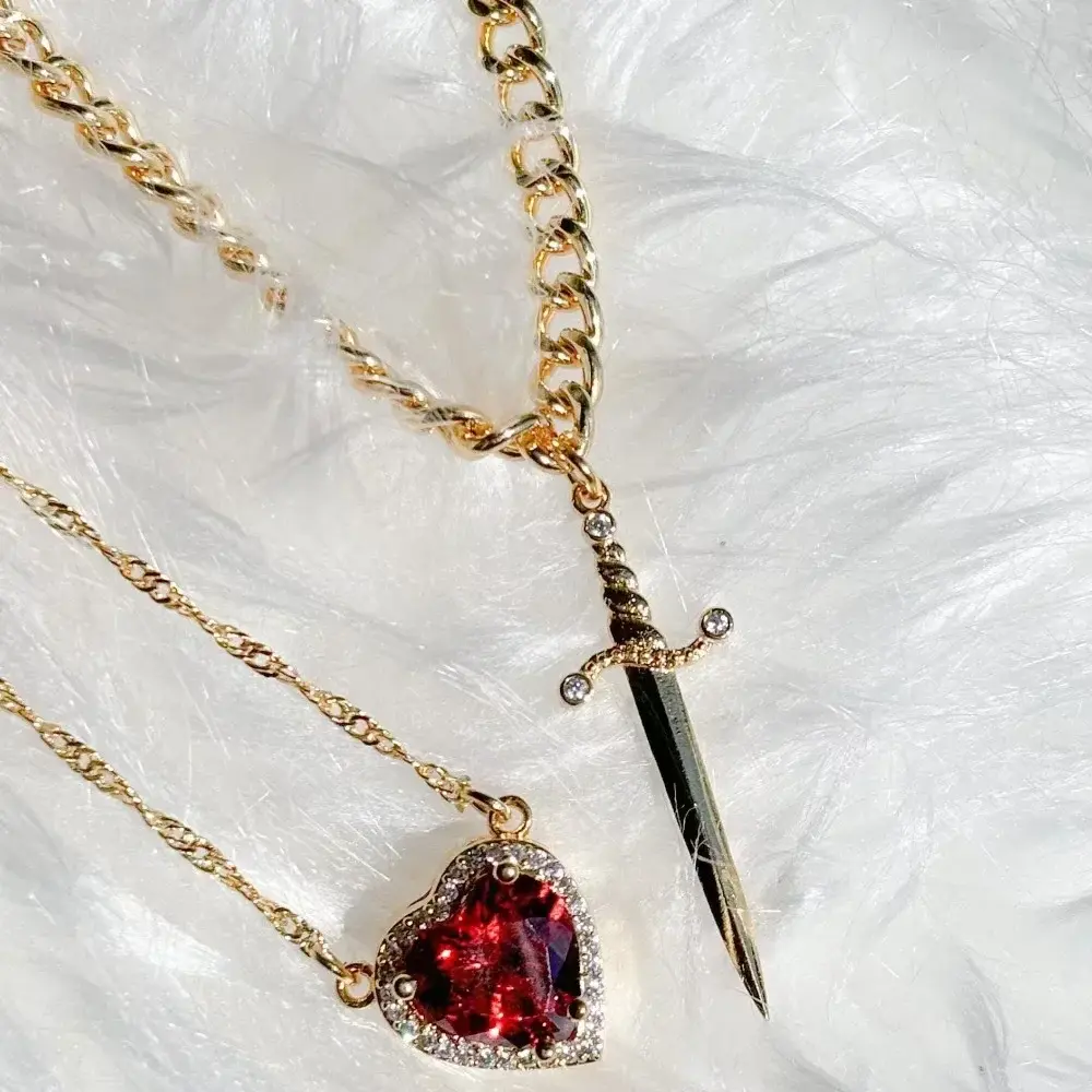 Fashion Couple Necklace Heart and Sword Pendant Necklace Women Romantic Luxury Valentine's Day Jewelry Gifts Banquet Accessories