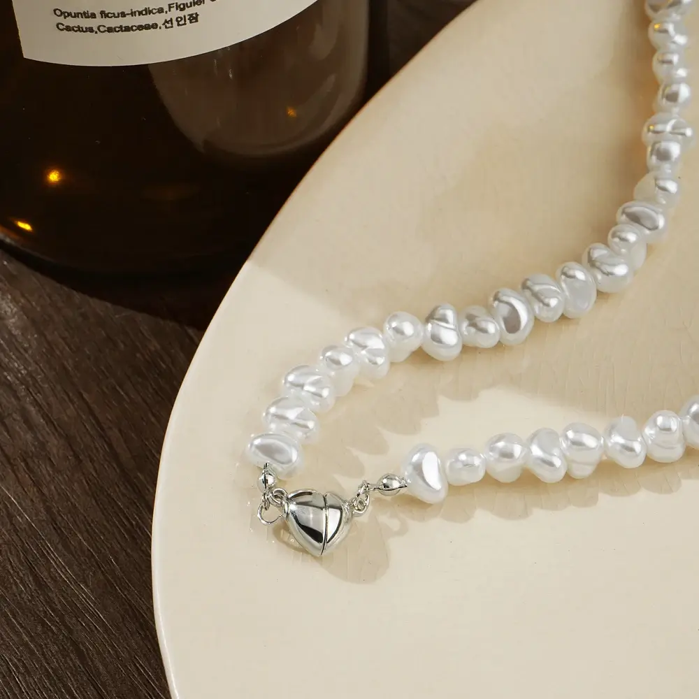 Korean Ins Alien Fashion Pearl Chain Choker Necklace for Women Girls Trend Jewelry Heart Pendant Magnetic Necklace Engagement