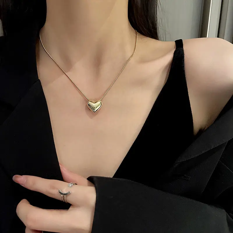 New Fashion Love Heart Pendant Necklace for Women Trend Aesthetic Vintage Metal Chain Collar Choker Party Jewelry Birthday Gifts