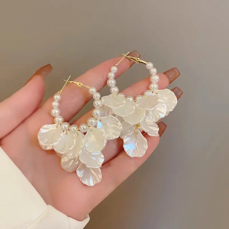 Fashion Charms Pearl Pendant Stud Earrings Women Korean Elegant Glossy Luxury White Flower Petal Dangle Earring Jewelry Gifts