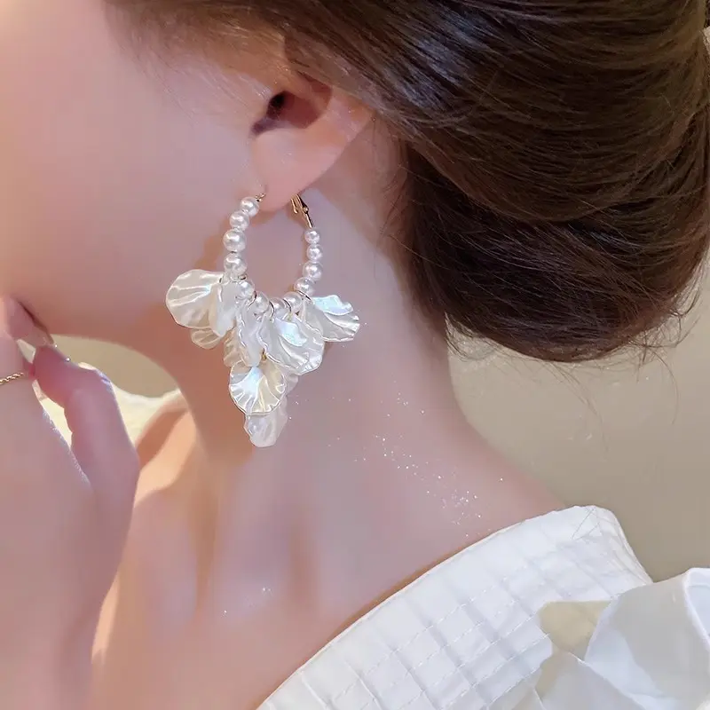 Fashion Charms Pearl Pendant Stud Earrings Women Korean Elegant Glossy Luxury White Flower Petal Dangle Earring Jewelry Gifts