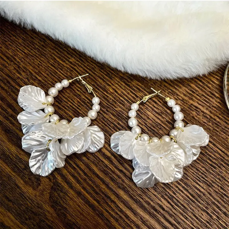 Fashion Charms Pearl Pendant Stud Earrings Women Korean Elegant Glossy Luxury White Flower Petal Dangle Earring Jewelry Gifts