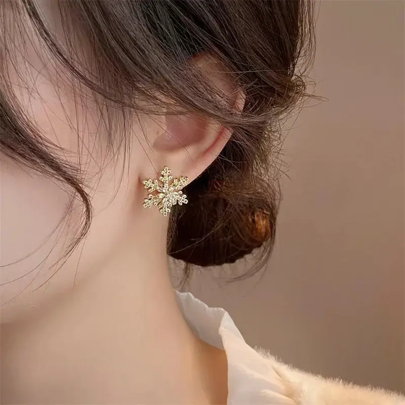 Christmas Snowflake Earrings Elegant Snowflake Stud Earrings for Women Korean Fashion Pearl Crystal Earring Girls Party Jewelry