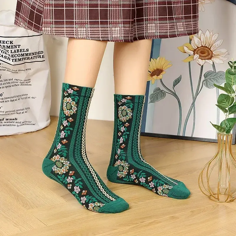 Small Floral Socks for Women Retro British Style Autumn and Winter Middle Tube Socks for Casual and Versatile Women Calcetines
