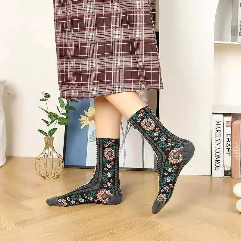 Small Floral Socks for Women Retro British Style Autumn and Winter Middle Tube Socks for Casual and Versatile Women Calcetines