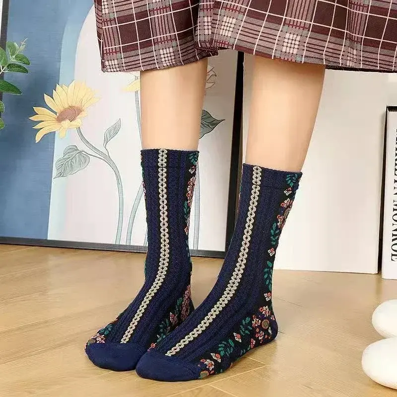 Small Floral Socks for Women Retro British Style Autumn and Winter Middle Tube Socks for Casual and Versatile Women Calcetines