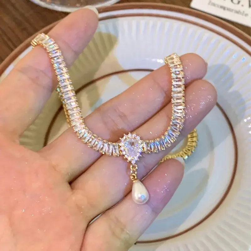 New French Hepburn Style Fashion Zircon Necklace Light Luxury Niche High-end Design Water Droplet Shaped Pearl Collarbone Chain