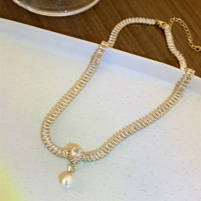New French Hepburn Style Fashion Zircon Necklace Light Luxury Niche High-end Design Water Droplet Shaped Pearl Collarbone Chain