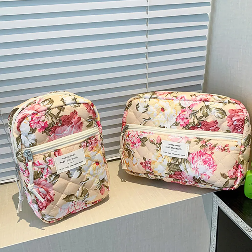 Quilted Makeup Bag Travel Toiletry Bag Aesthetic Makeup Organizer Bag Large Capacity Makeup Clutch Purse for Women Girls