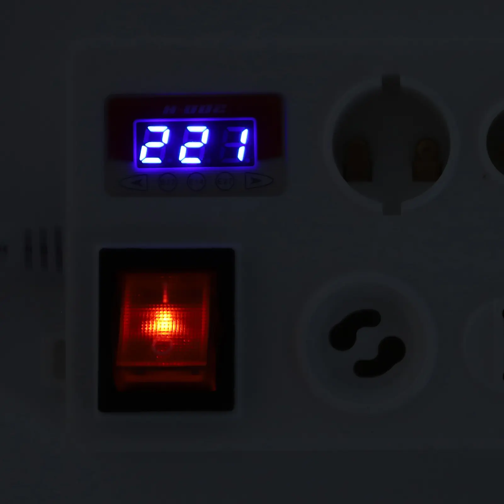 Lamp Tester Box PC Casing LED Display Quick Response LED Voltage Tester Accurate Measurement for B22 E14 E27 GU10 G4 To G12 G9