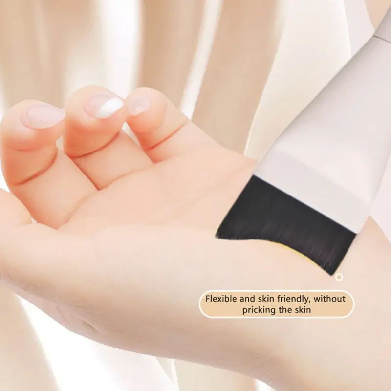 1PCS Ultra Thin Crescent Foundation Brush Lightweight Face Contour Brush Wooden Handle Contour Brush Mixed Foundation Cream Tool