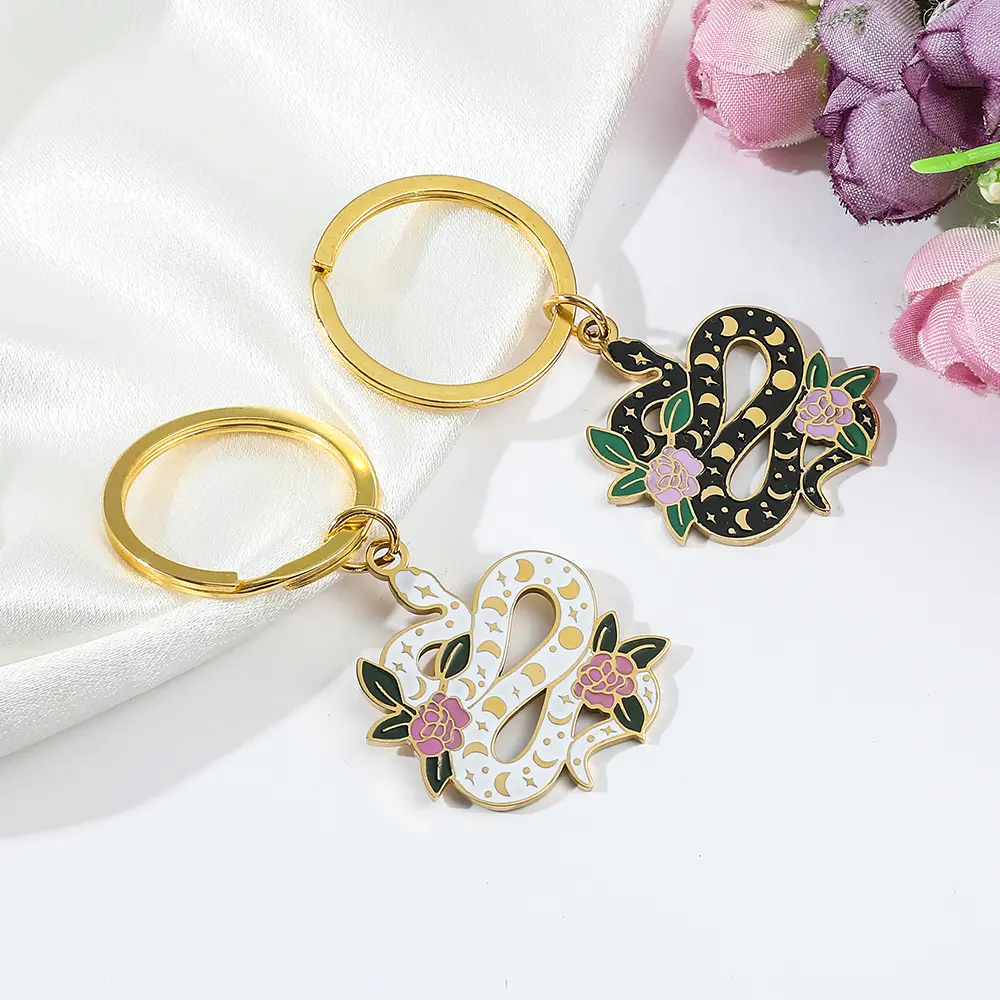 Fashion Black White Snake Enamel Keychains Cute Animal Metal Pendant Keyrings Couple Key Chains Women Men Car Keyholder Gifts