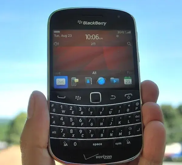 Blackberry 9930 Original Unlocked 9930 / 9900 Random Shipment bold Qwerty keypad 2G/3G network 2.8" touch screen WiFi phone