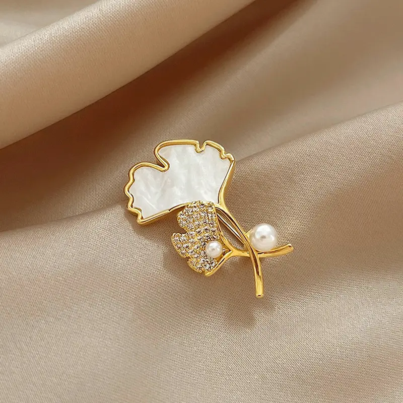 Butterfly Brooches for Women Metal Anti-glare Lapel Pin Fixed Clothes Pins Sweater Coat Clothing Accessories