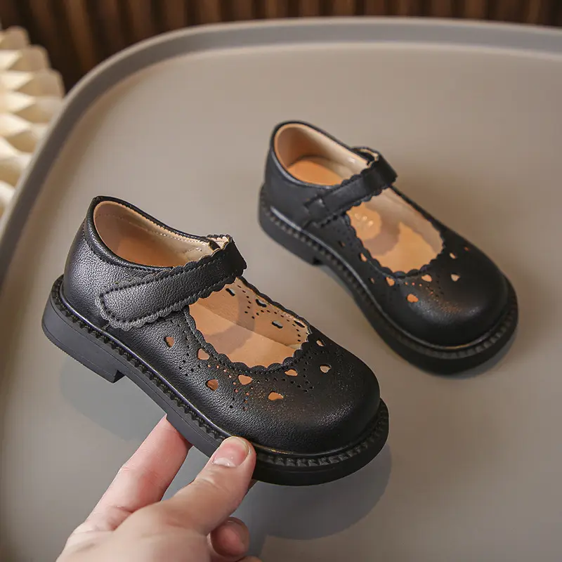 Girls Leather Shoes 2025 Spring Autumn Fashion Kids Mary Janes with Cut-outs Heart Princess Sweet Children Dress Shoes Soft Chic