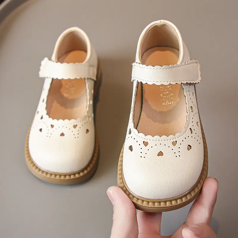 Girls Leather Shoes 2025 Spring Autumn Fashion Kids Mary Janes with Cut-outs Heart Princess Sweet Children Dress Shoes Soft Chic