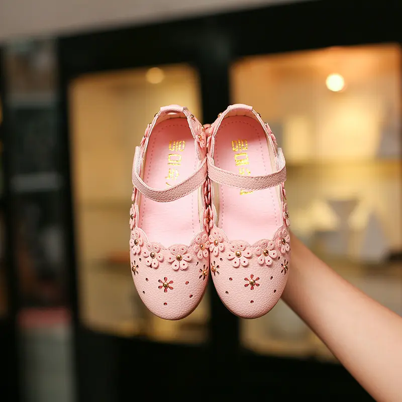 Girls Leather Shoes Princess Children's Flats Cut-outs with Flowers Sweet Soft 2024 Spring Summer Kids Dress Shoes for Wedding