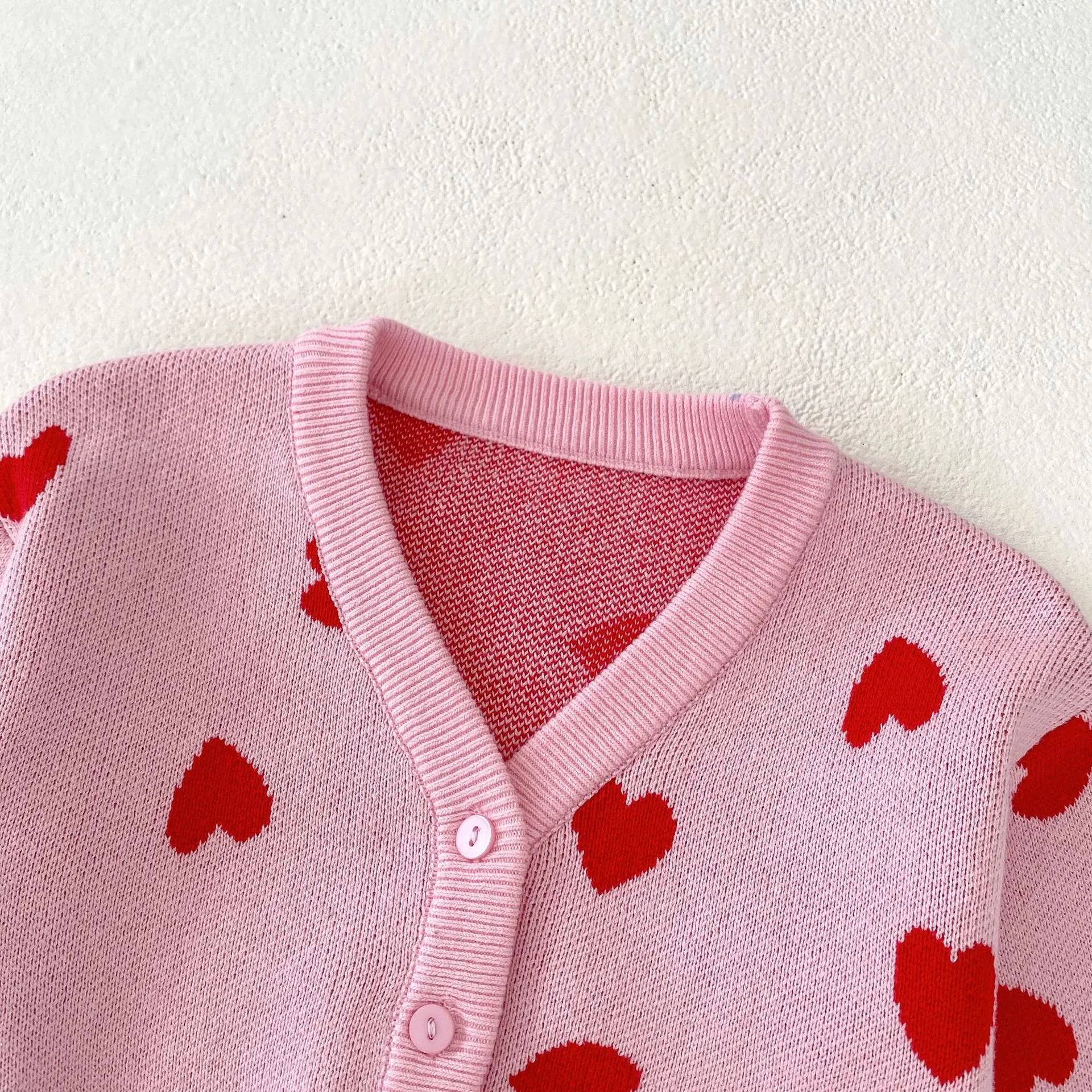 New baby clothes for spring and autumn, 0-3 years old baby girl, pink heart-shaped big V-neck knitted jacket