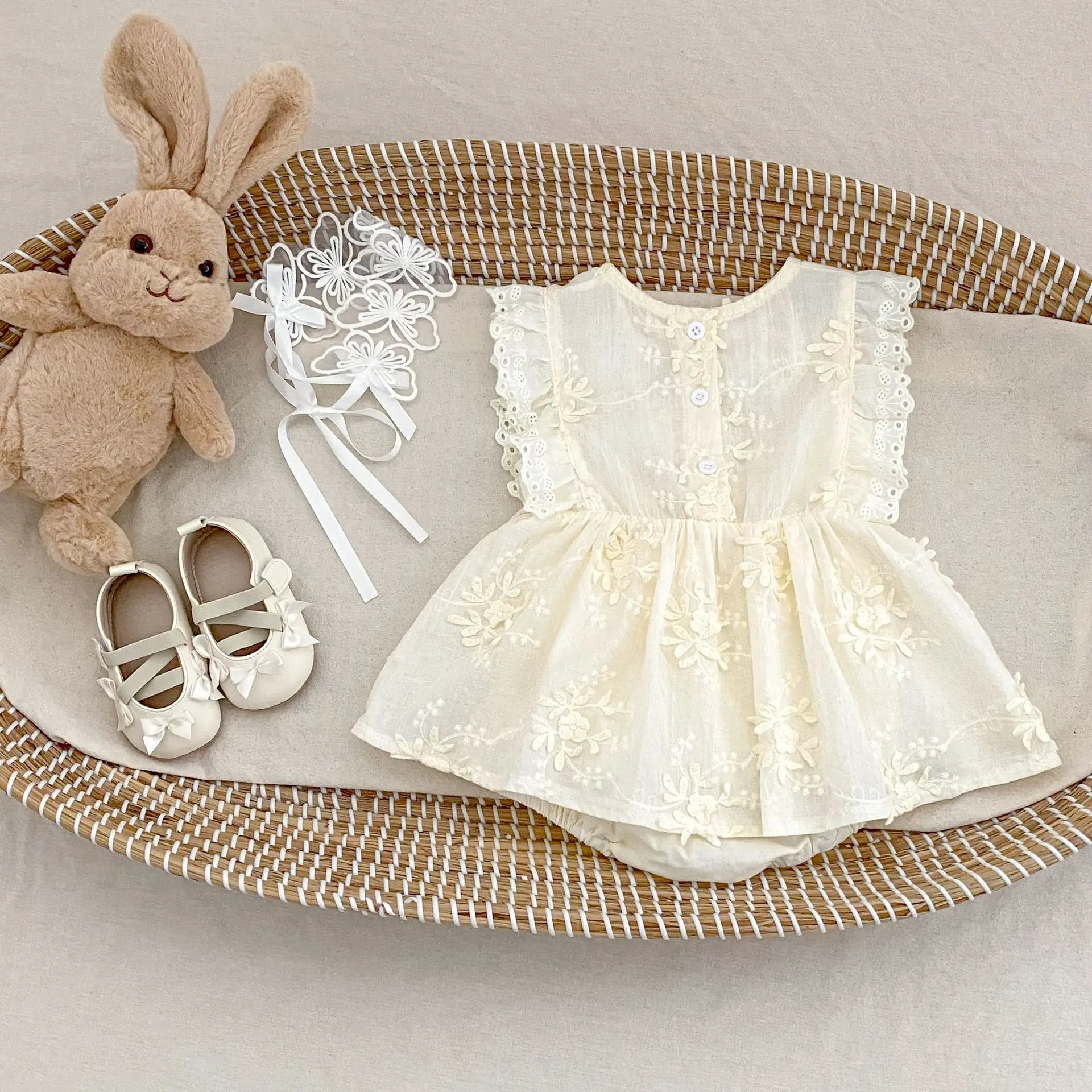 Summer new 0-3 year old baby clothing, embroidered lace flying sleeve princess skirt, cute baby girl jumpsuit