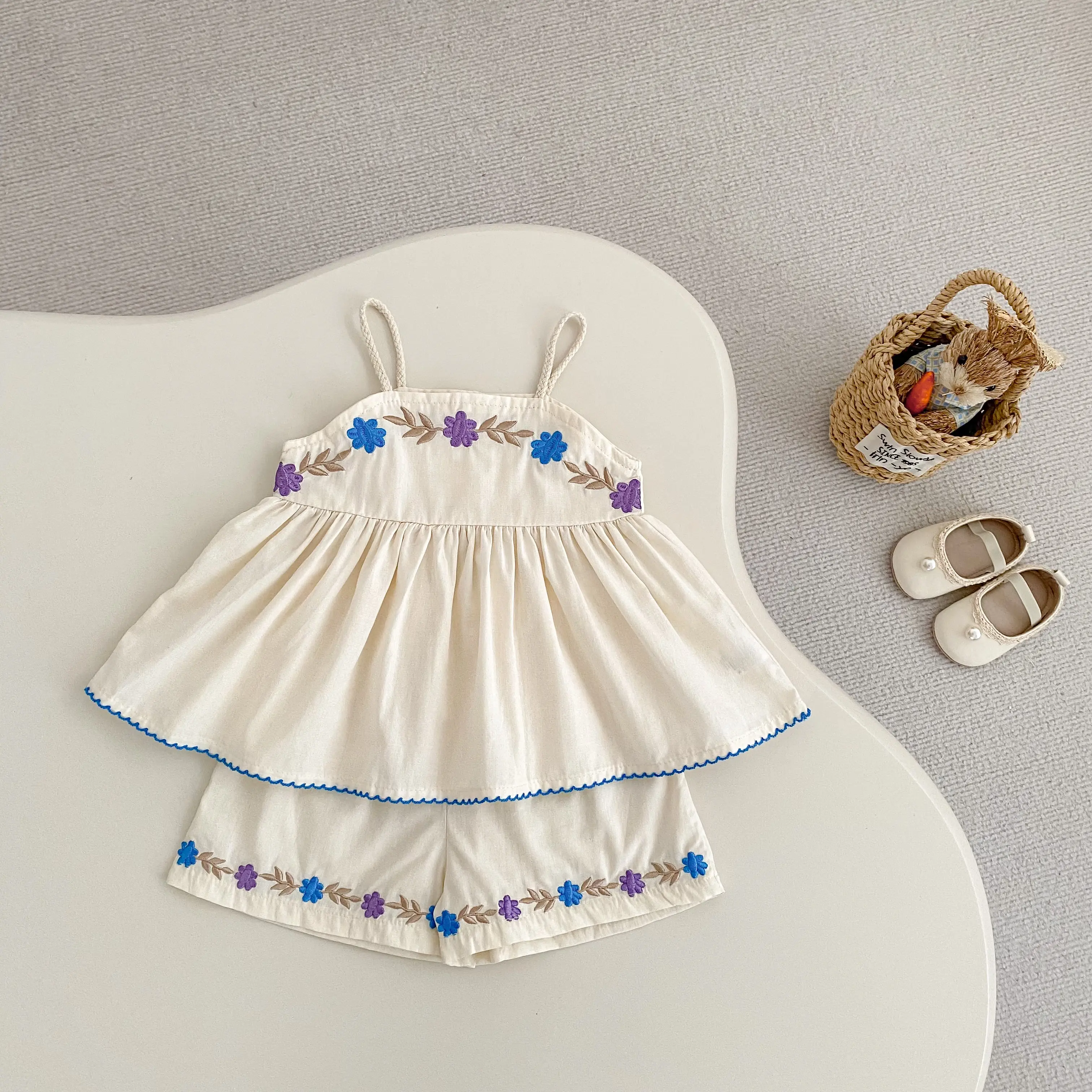 Spring and Autumn new 0-3 year old baby clothing, exquisite girl baby set, embroidered camisole top+loose shorts