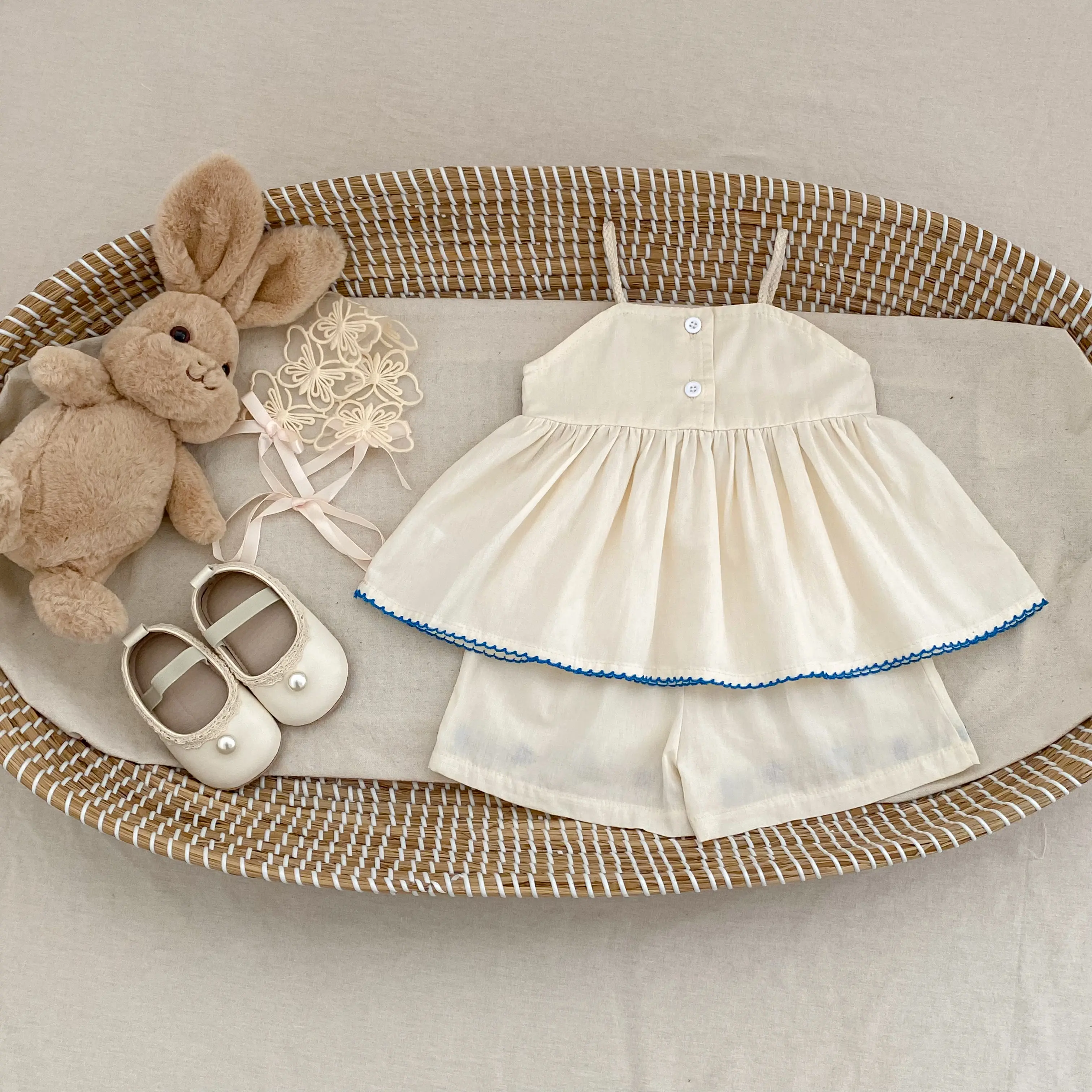 Spring and Autumn new 0-3 year old baby clothing, exquisite girl baby set, embroidered camisole top+loose shorts