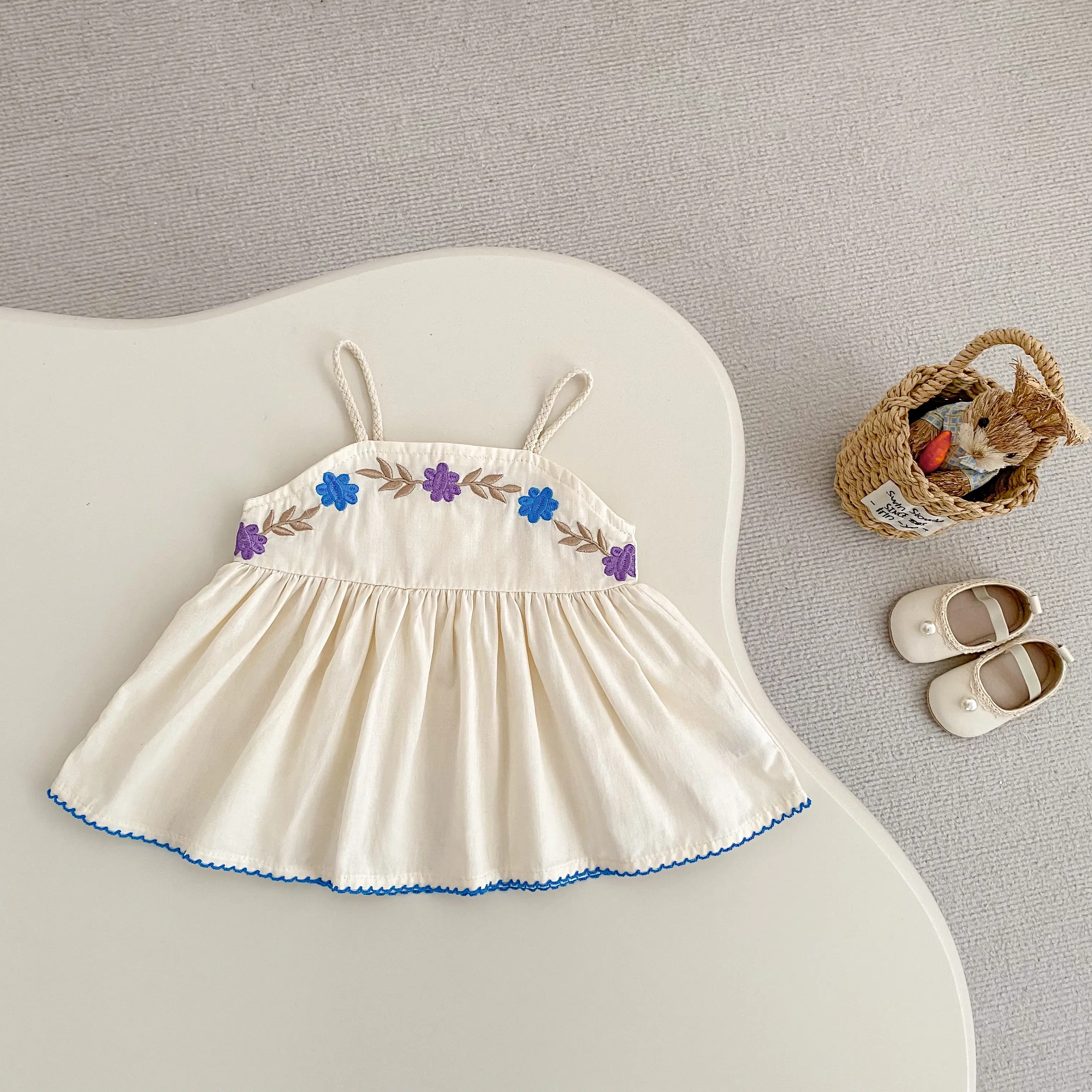 Spring and Autumn new 0-3 year old baby clothing, exquisite girl baby set, embroidered camisole top+loose shorts