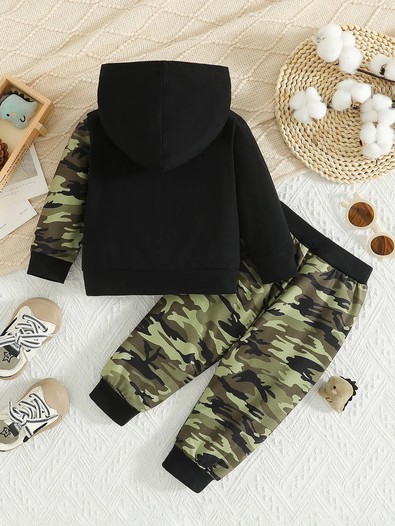Baby boy autumn and winter trendy cool camouflage print contrasting splicing dinosaur print hoodie set