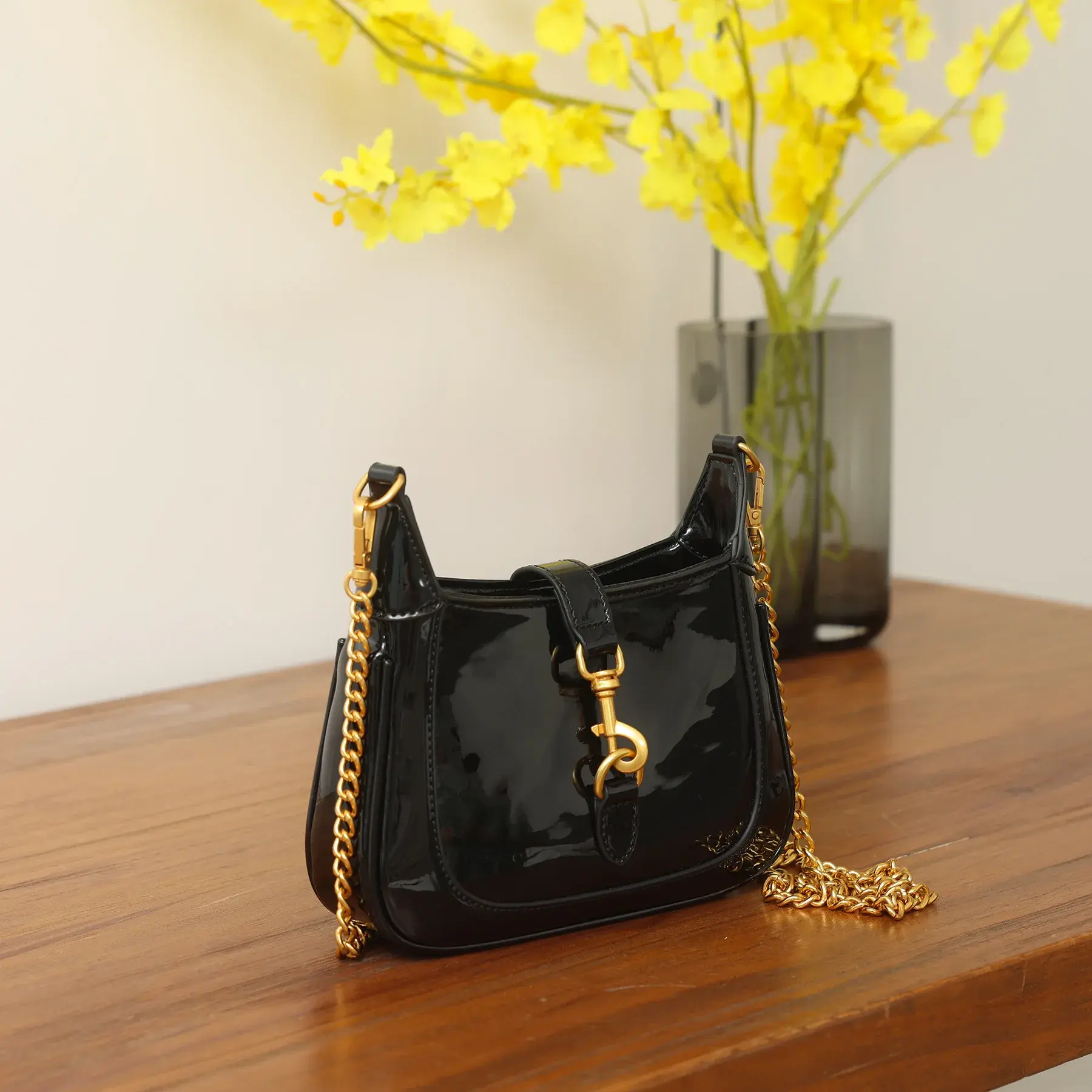 Fashionable Women's Bucket Bag Versatile Stylish Chain Crossbody Bag Summer 2024 New Arrival Commuter
