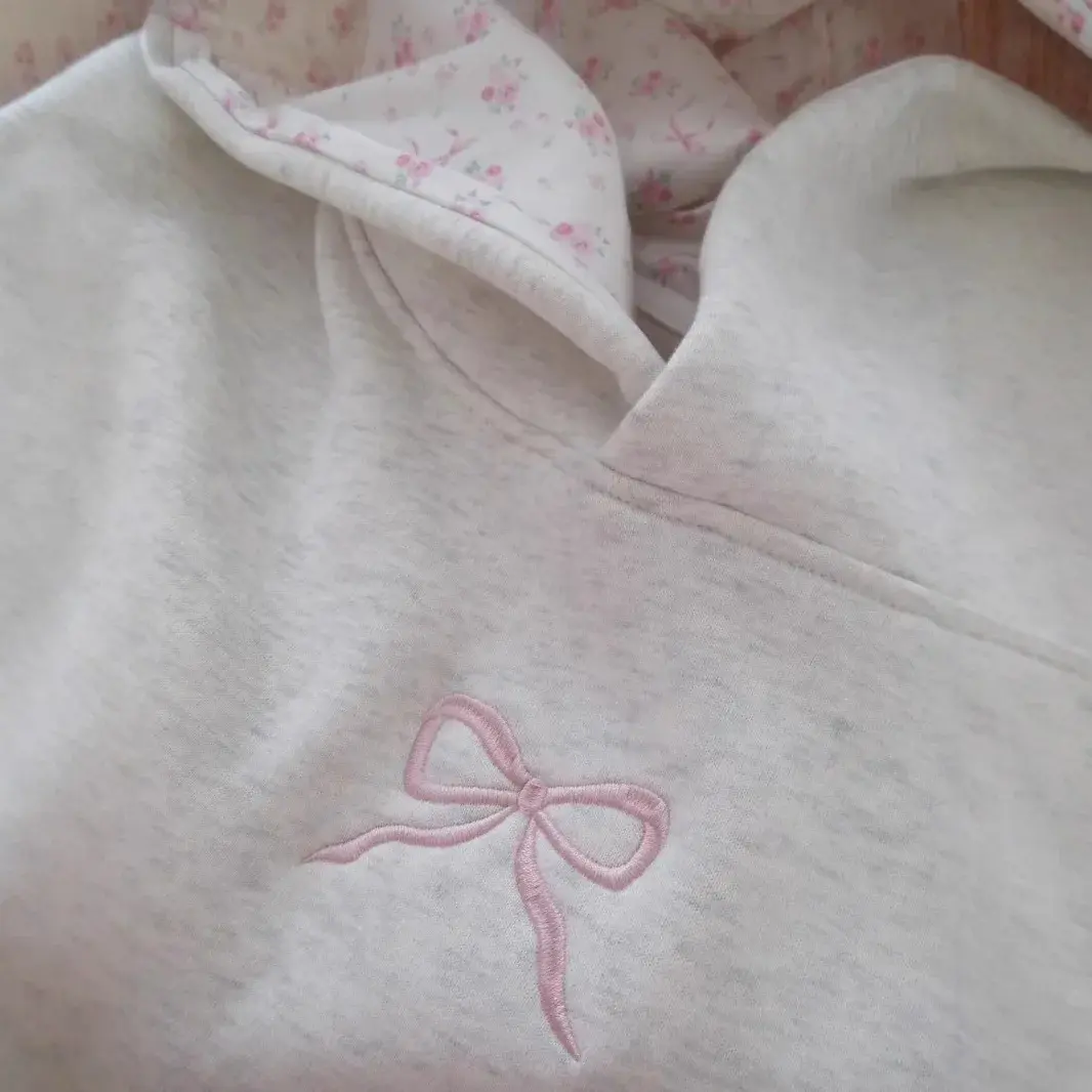 American Style Embroidered Butterfly Knot Hoodie 2024 New Splicing Floral Retro Letter Hooded White Grey Top Women's Wear