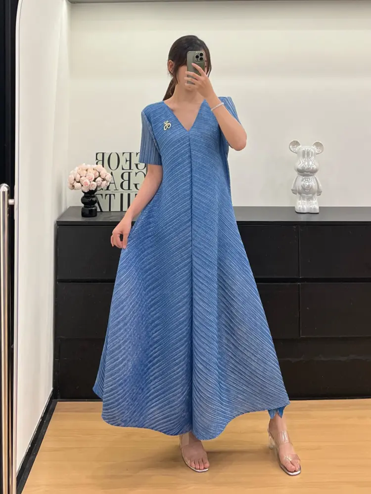 LANMREM Temperament Short Sleeve Pleated Women's Dress 2025 New Summer V Collar Short Sleeve Elastic Loose Chic Dresses 2DB3573