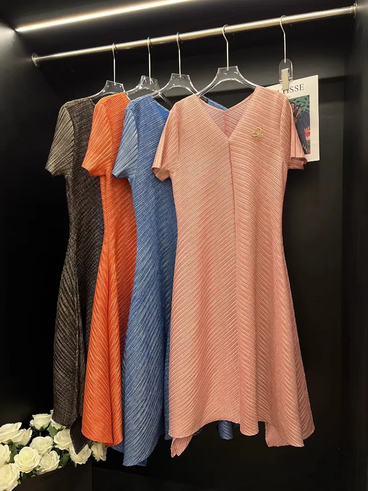 LANMREM Temperament Short Sleeve Pleated Women's Dress 2025 New Summer V Collar Short Sleeve Elastic Loose Chic Dresses 2DB3573