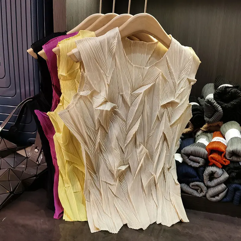 LANMREM Summer Yellow Pleated Tank Top For Women 2025 New Round Collar Loose Causal Sleeveless T-shirt Niche Chic Tee 2DB3211