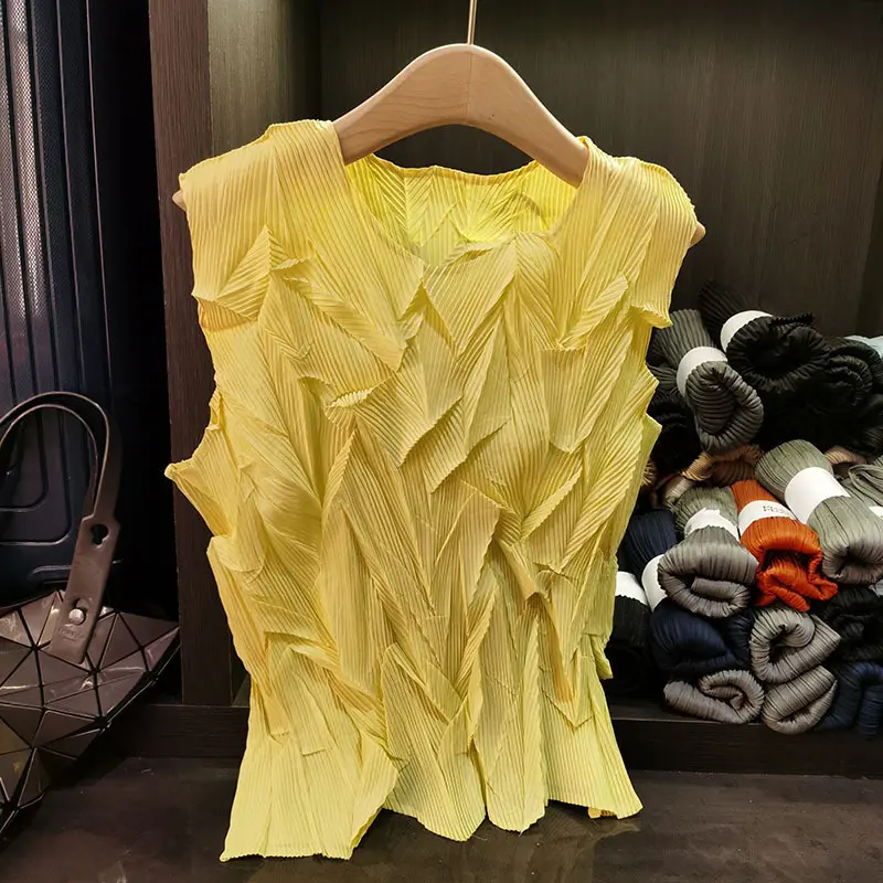 LANMREM Summer Yellow Pleated Tank Top For Women 2025 New Round Collar Loose Causal Sleeveless T-shirt Niche Chic Tee 2DB3211