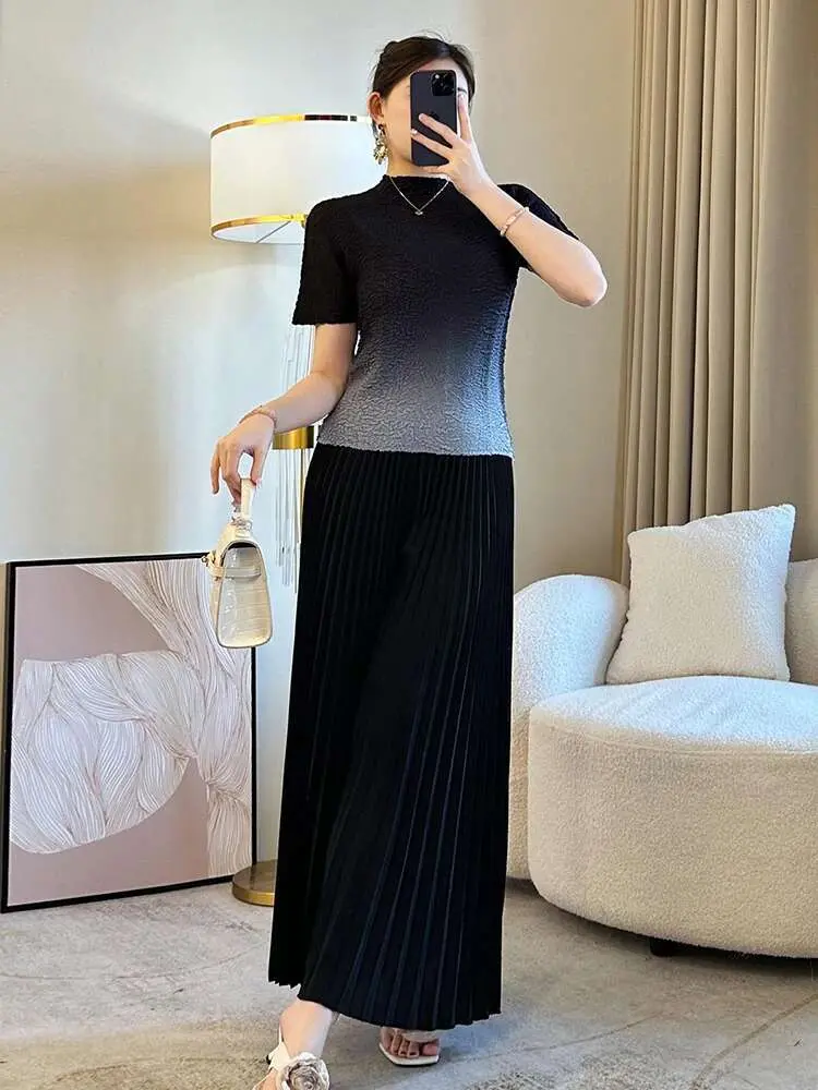 LANMREM Women's Gradual Pleated Tops Fashion 2025 Summer New Female Round Neck Short-sleeved Casual Versatile T-shirt 2DE485