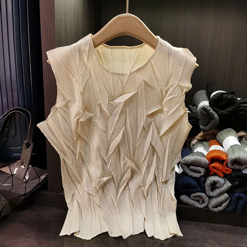 LANMREM Summer Yellow Pleated Tank Top For Women 2025 New Round Collar Loose Causal Sleeveless T-shirt Niche Chic Tee 2DB3211