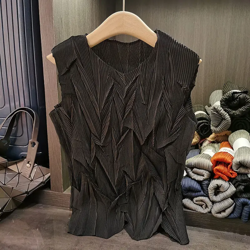 LANMREM Summer Yellow Pleated Tank Top For Women 2025 New Round Collar Loose Causal Sleeveless T-shirt Niche Chic Tee 2DB3211