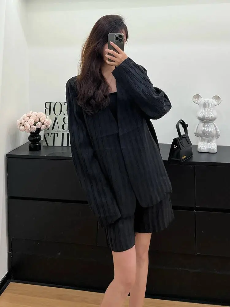 LANMREM Pleated 2025 New Women's Shorts Two Pieces Set Temperament High-Quality V Collar Lightweight Jacket And Shorts 2DB3601