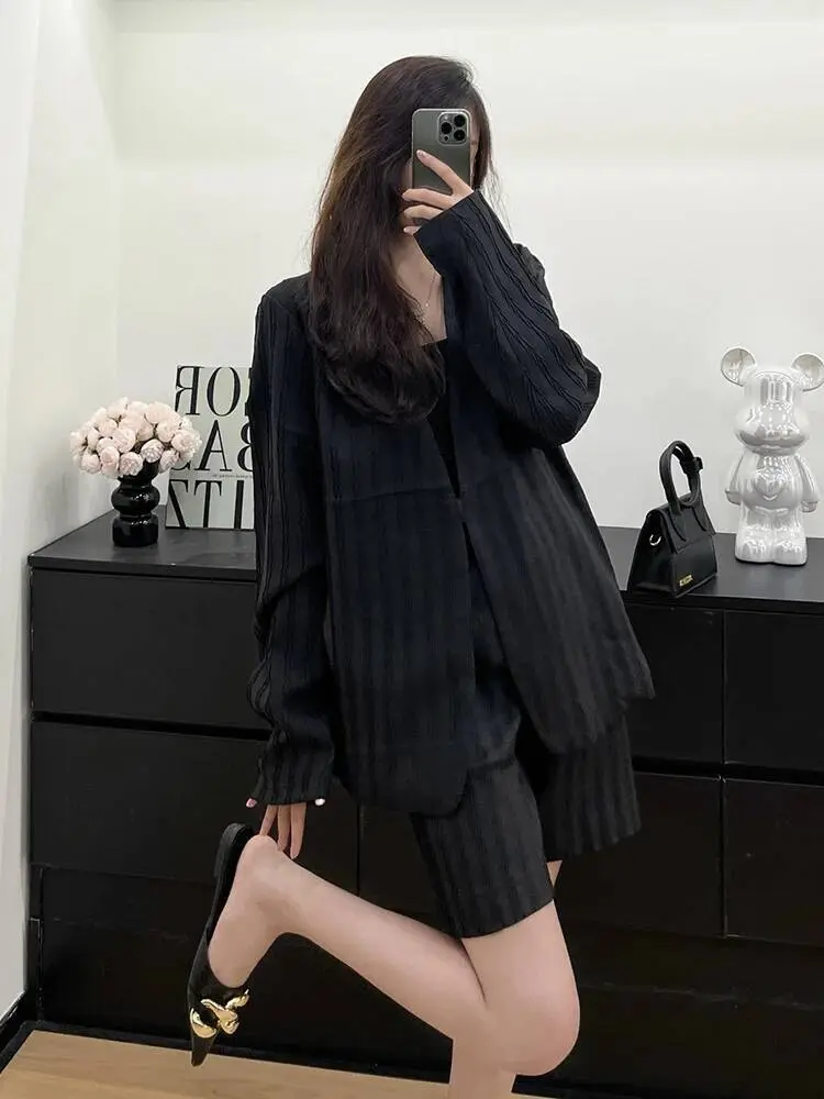LANMREM Pleated 2025 New Women's Shorts Two Pieces Set Temperament High-Quality V Collar Lightweight Jacket And Shorts 2DB3601