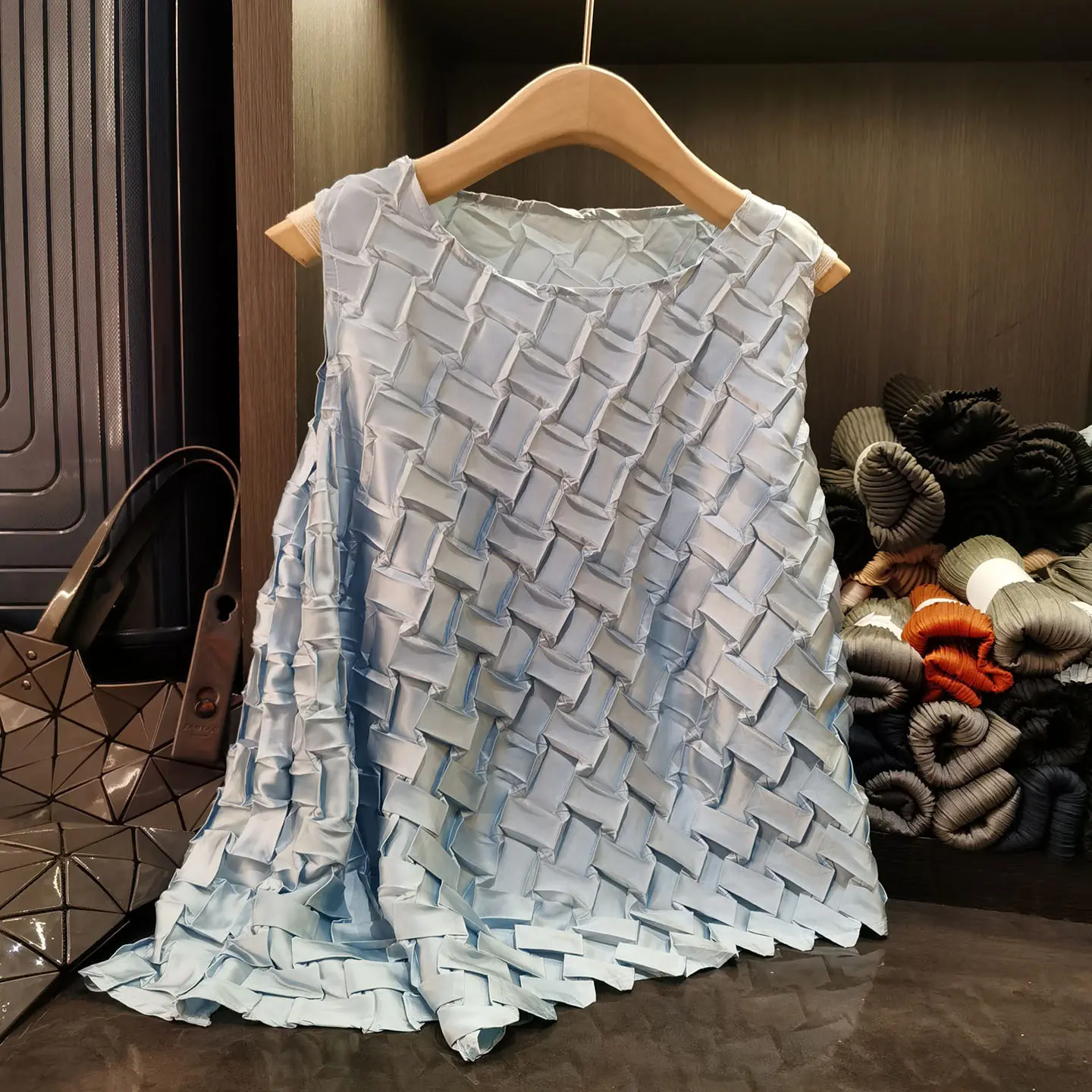 LANMREM High-end Summer Woven Pleated Women's T-shirt 2025 New Irregular Temperament Casual Sleeveless Loose Tops Chic 2DB3390